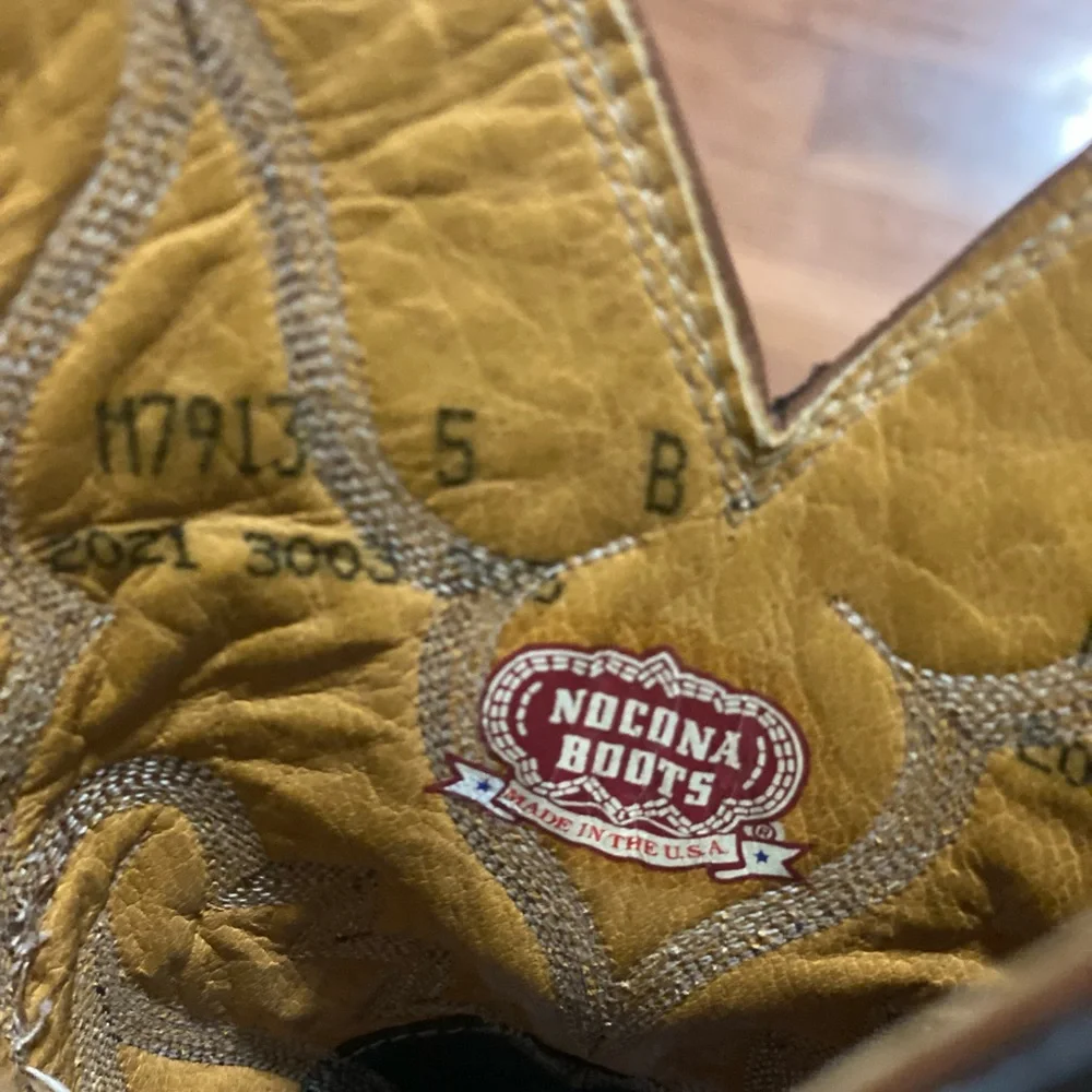 Brown and Black Western Boots - Picture 5 of 6